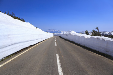 八幡平アスピーテラインの雪の回廊　遠くに岩手山　秋田県～岩手県