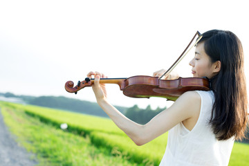 ヴァイオリンを弾く女性