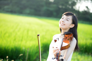 ヴァイオリンを弾く女性