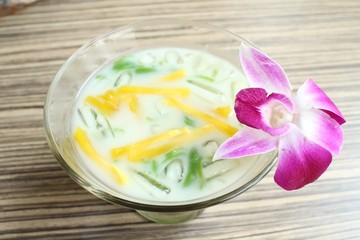 Obraz na płótnie Canvas Dessert of green noodle with coconut milk