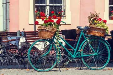 Obraz na płótnie Canvas Old rusty bicycle with flowers