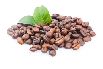 Fototapeta premium Ziarna kawy i zielone liście