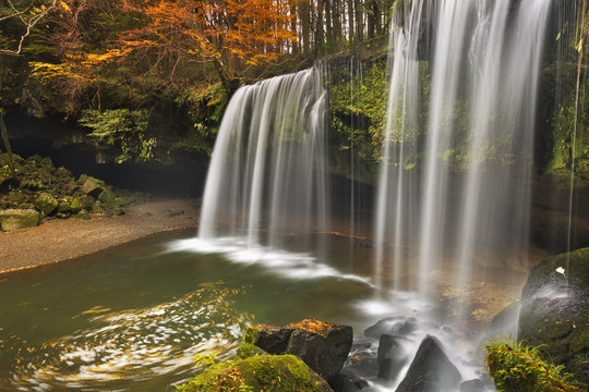 Nabegataki Falls in Japan in autumn