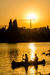Kajakfahrer bei Sonnenuntergang