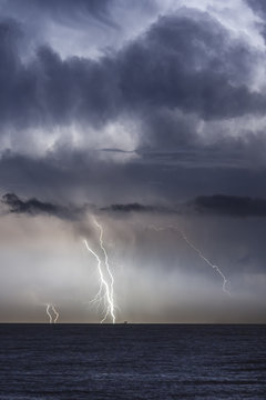 Tempesta sul mare: nuvole luminescenti e fulmini e saette sul mare