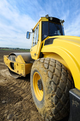 Gelbe Walze mit Rad und Trommel