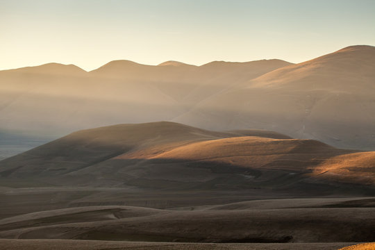Tramonto  sulle montagne. Raggi di sole che penetrano l'ombra