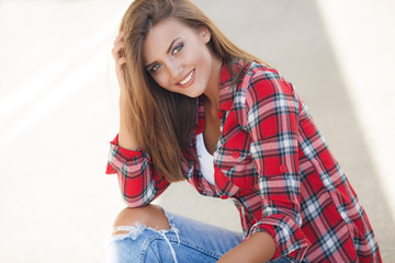 Naklejka premium Young smiling woman outdoors portrait