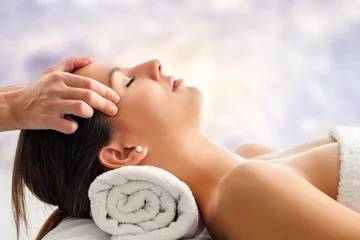 Crédence de cuisine en verre imprimé Spa Woman having relaxing facial massage.