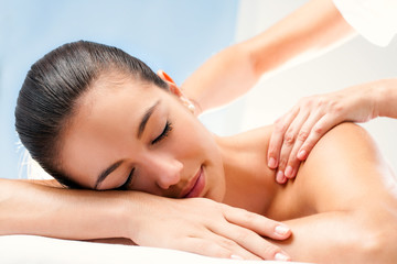 Obraz na płótnie Canvas Young woman enjoying spa treatment.