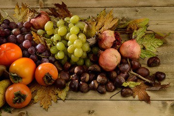 Frutti autunnali: uva, castagne, cachi e melograni, texture