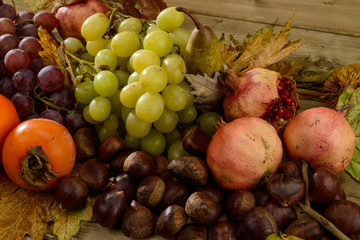 Frutti autunnali, texture, uva, cachi, pere, melograno e castagne
