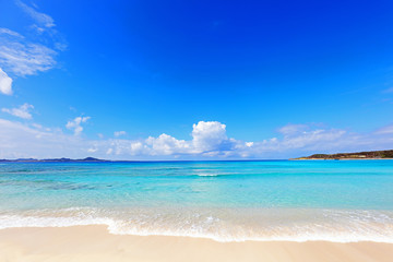 美しい沖縄のビーチと夏空