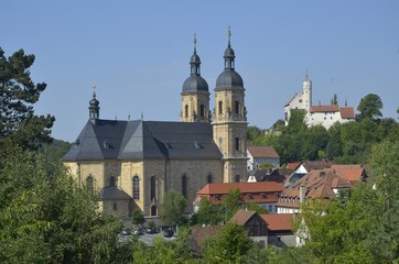 Fototapeta na wymiar Wallfahrtskirche und Burg Gößweinstein