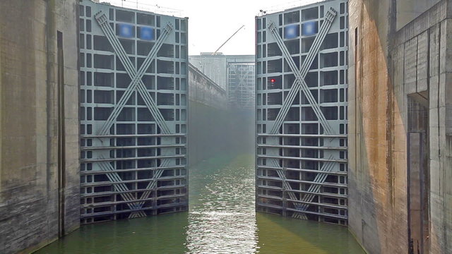 Accelerated video of the opening of the gate of a canal lock