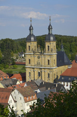 Fototapeta na wymiar Basilika über den Häusern von Gößweinstein