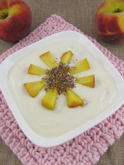 Pfirsichjoghurt mit Blütenzucker