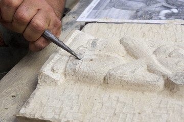 Man carving stone - obrazy, fototapety, plakaty