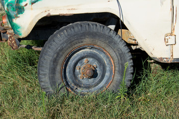 Fototapeta na wymiar wrinkled rusty old car