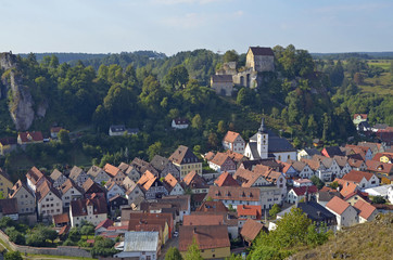 Fototapeta na wymiar Stadtansicht mit Burg Pottenstein