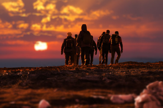 trekking persone al tramonto