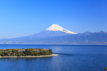 Obraz premium 静岡県沼津市の大瀬崎から望む富士山と駿河湾