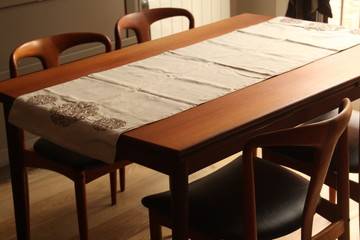 Mesa y sillas de madera sobre un suelo de madera en la habitación de un hogar