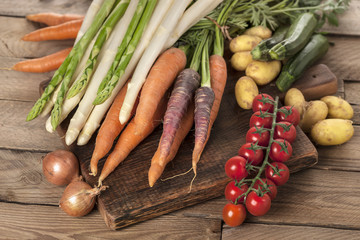 Frisches Marktgemüse auf Holzbrett