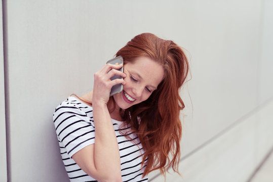 junge frau telefoniert