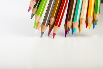 Matite colorate su sfondo bianco