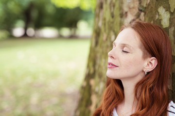 frau genießt ihre freie zeit im park