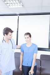 Obraz premium Male nurse helping a woman