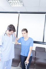 Obraz premium Male nurse helping a woman