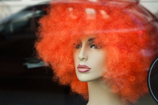 mannequin vitrine avec perruque orange