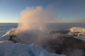 Cotopaxi-Gipfelkrater am 20.7.2015 im Morgenlicht mit Dampfwolke