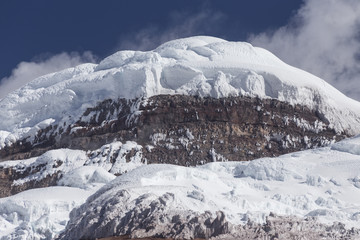 Cotopaxi-Gipfel mit Yanasacha-Felswand