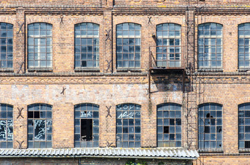 Fassade einer verfallenen Fabrik - 90484605