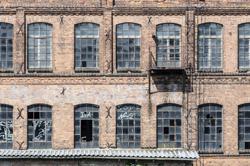 Fassade einer verfallenen Fabrik - 90484698