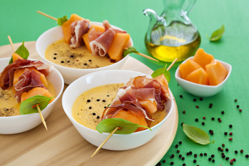 Zuppa fredda di melone con spiedini al prosciutto