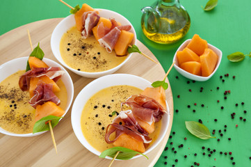 Zuppa fredda di melone con spiedini al prosciutto