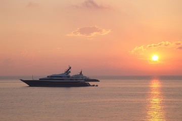 Fototapeta na wymiar Sunrise in Antibes, France