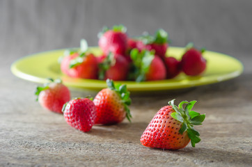  red strawberries on dish