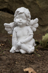 Engel Figur sitzt auf Sand
