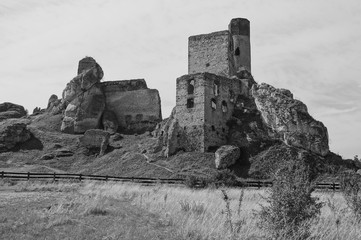 czarno-białe ruiny zamku w Olsztynie © Dzikie Wino