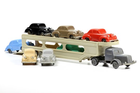 Autotransporter als Modellauto aus Kunststoff isoliert auf weißem Hintergrund