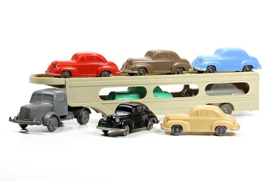 Autotransporter als Modellauto aus Kunststoff isoliert auf wei&szlig;em Hintergrund