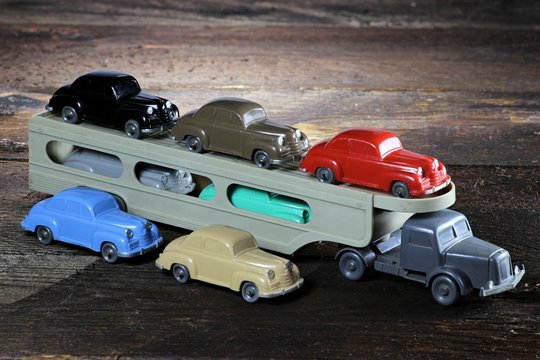 Autotransporter als Modellauto aus Kunststoff auf Holzhintergrund