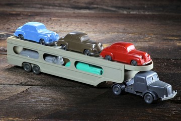 Autotransporter als Modellauto aus Kunststoff auf Holzhintergrund