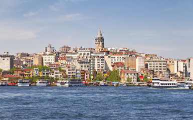 Fototapeta premium Widok Stambułu z wieżą Galata od strony Złotego Rogu