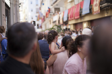 Niña viendo procesión